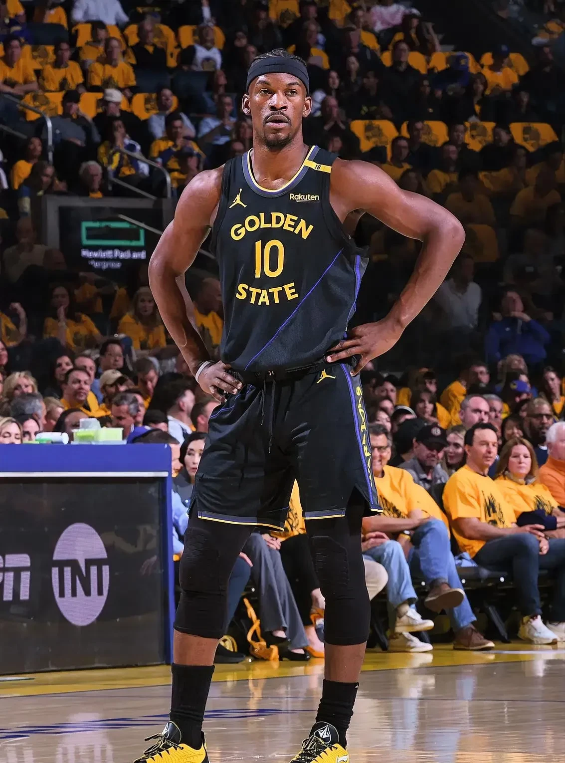 AYX体育平台巴特勒回归赛场，惊险取胜首场状态亮眼，美国队观众沸腾！(巴特勒复出时间)